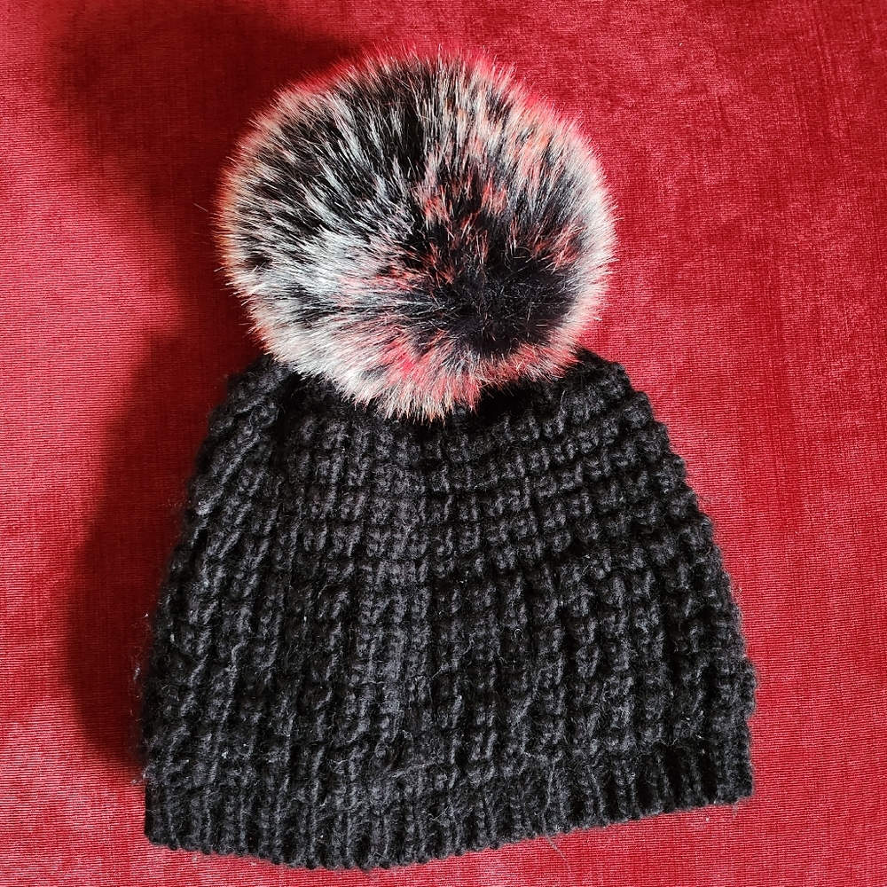 KYI KYI Wool Blend Beanie with Faux Fur Pom - EUC